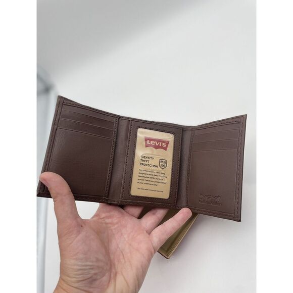 Levis Leather Trifold Wallet Mens Brown RFID Protection 6 Slots w/ Hook MSRP $36 - Picture 5 of 7